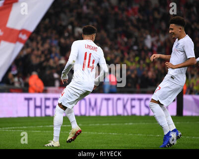 Wembley Stadion, London, UK. 15 Nov, 2018. Wayne Rooney Foundation International Fußball-freundlich, England gegenüber den Vereinigten Staaten von Amerika; Jesse Lingard feiert zählen das erste Ziel mit Jadon Sancho von England in der 25. Minute Credit: Aktion plus Sport/Alamy leben Nachrichten Stockfoto