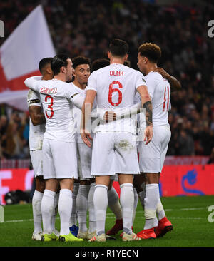 Wembley Stadion, London, UK. 15 Nov, 2018. Wayne Rooney Foundation International Fußball-freundlich, England gegenüber den Vereinigten Staaten von Amerika; Jesse Lingard feiert zählen das erste Ziel mit seinen England Teamkollegen in der 25. Minute Credit: Aktion plus Sport/Alamy leben Nachrichten Stockfoto