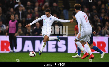 Wembley Stadion, London, UK. 15 Nov, 2018. Wayne Rooney Foundation International Fußball-freundlich, England gegenüber den Vereinigten Staaten von Amerika; Trent Alexander-Arnold von England schiesst und Kerben England's zweites Ziel für 2-0 in der 29. Minute Credit: Aktion plus Sport/Alamy leben Nachrichten Stockfoto