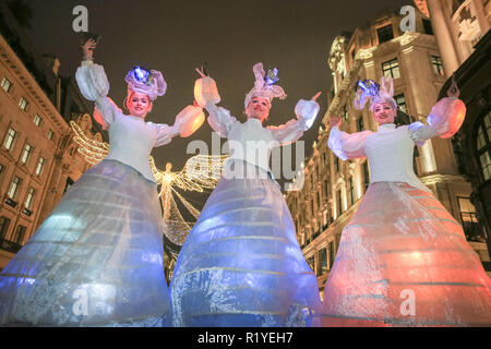 Regent Street, London, UK, 15. Nov 2018. Stelze Darsteller Lightwalkers die Massen unterhalten. Der offizielle Hexe - auf der größten Lichter Installation in der Hauptstadt, Regent Street" Der Geist der Weihnacht" wieder einmal im Stil gefeiert wird. Credit: Imageplotter Nachrichten und Sport/Alamy leben Nachrichten Stockfoto