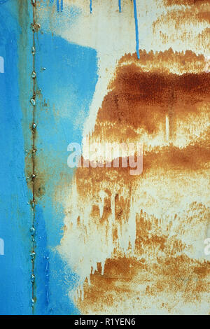 Vertikale Blech Oberfläche mit rostigen abstrakte Flecken als Textur lackiert Stockfoto