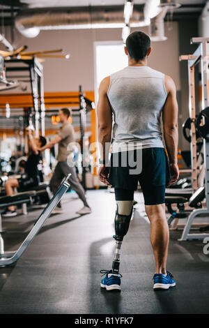 Ansicht der Rückseite des Sportlers mit künstlichen Bein stehend an Gym Stockfoto