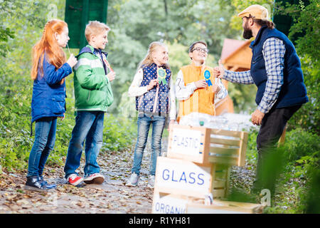 Positive bärtiger Mann mit einem OK-Zeichen Stockfoto