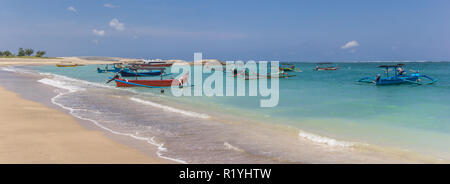 Panorama der traditionellen Balinesischen Fischerboote am Strand von Kuta, Indonesien Stockfoto