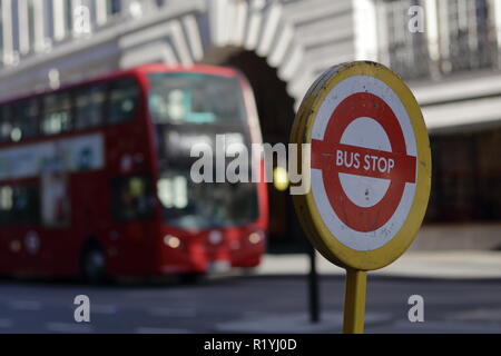 Bus Stop Schild mit roter Bus auf dem Hintergrund. Bild auf Regents Street in London getroffen. Stockfoto