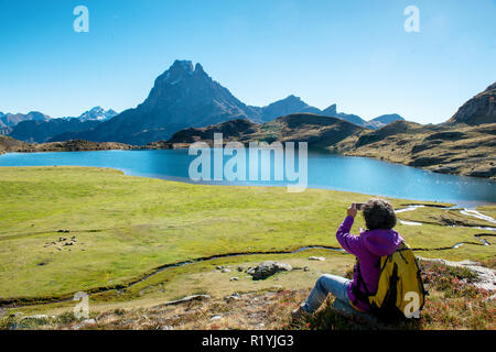 Frau Wanderer, ein Foto von dem Pic Ossau, Frankreich Stockfoto