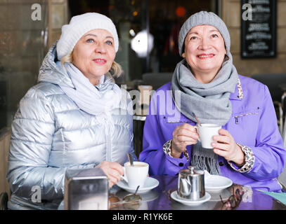 Gerne älteren Damen ausruhen und Kaffee trinken im Freien Cafe während melden Sie reisen Stockfoto