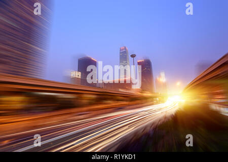Die Lichtspuren auf dem Hintergrund der modernen Gebäude in shanghai china Stockfoto