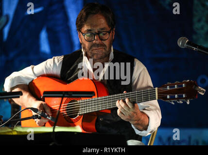 Krakau, Polen - 2 November, 2018: American Jazz, Fusion und Latin Jazz Gitarrist Al Di Meola live auf der Kijow. Center Stage in Krakau, Pola Stockfoto