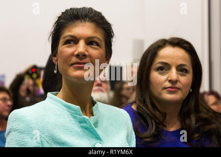 Deutsche Politiker Sahra Wagenknecht und Sevim Dagdelen von Die Linke Partei nimmt an einem Treffen der politischen Bewegung Aufstehen in Bochum, Deutschland Stockfoto