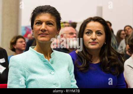 Deutsche Politiker Sahra Wagenknecht und Sevim Dagdelen von Die Linke Partei nimmt an einem Treffen der politischen Bewegung Aufstehen in Bochum, Deutschland Stockfoto