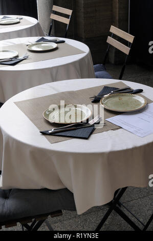 Tische für das Mittagessen Stockfoto