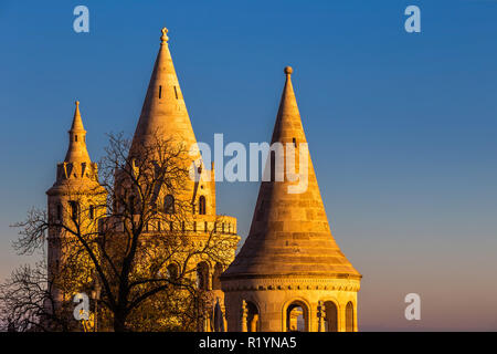 Budapest, Ungarn - Türme der berühmten Fischerbastei (Halaszbastya) auf einem goldenen sonnigen Herbst morgen mit klaren blauen Himmel Stockfoto