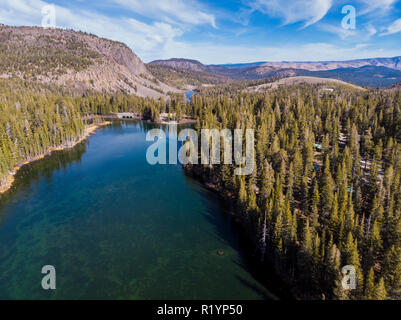 Twin Lakes verbundenen Seen an der Basis der südöstlichen Hang des Mammoth Mountain. Drone Ansicht aus der Luft. Stockfoto