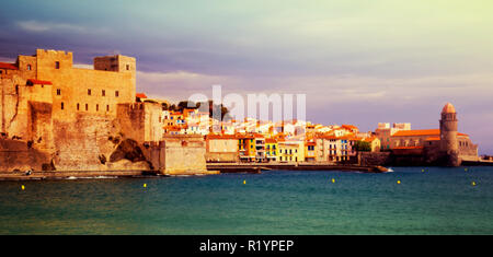 Kleine und malerische französische Dorf Collioure auf der mediterranen Küste Stockfoto