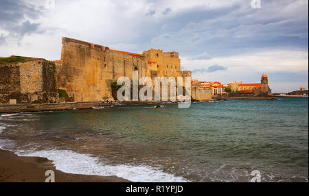 Blick auf Chateau Royal de Collioure, massiven Französischen Königlichen Schloss auf der mediterranen Küste Stockfoto