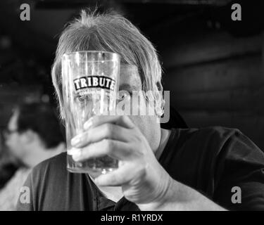 Trinker Holding pint Glas fast leer. Stockfoto