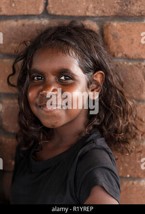 Darwin, Australia-October 05,2018: Australische aborigine Mädchen genießt eine Familie Mahlzeit in einem lokalen Restaurant, Darwin-Australia Stockfoto