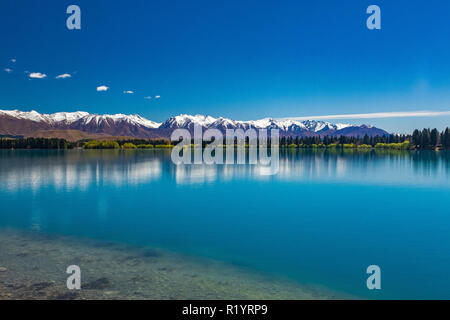 Lake Ruataniwha, Neuseeland, Südinsel, Bäume und Berge, Wasser Reflexionen Stockfoto