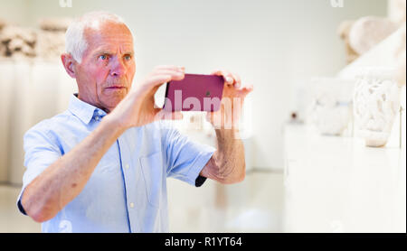 Portrait von älteren Menschen fotografieren Skulpturen im Historischen Museum Stockfoto