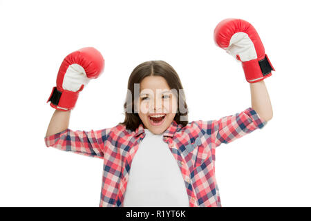 Kid starke und unabhängige Mädchen. Fühlen sich mächtig. Girls Power concept. Feministische Erziehung und weiblichen Rechte. Für ihre Rechte kämpfen. Weibliche Rechte und Freiheiten. Mädchen Boxhandschuhe bereit zu kämpfen. Stockfoto