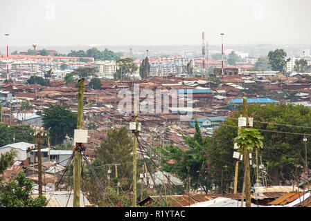 Blick über die Dächer von Slum Kibera und Nairobi City im Hintergrund, Kenia Stockfoto