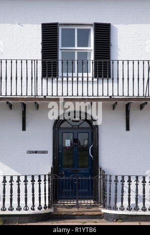 Strittig Haus denkmalgeschützte Gebäude mit schmiedeeisernen Geländern und Fensterläden aus Holz in Aldeburgh, Suffolk, England, Großbritannien Stockfoto