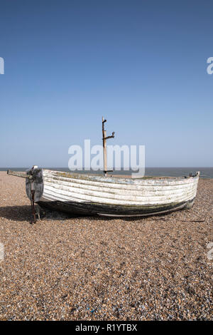 Alte Holz- Boot am Strand zwischen Ramsgate und Damme in Suffolk, England, Großbritannien Stockfoto