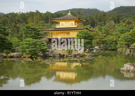 Spiegelungen im Wasser der Kinkakuji, einer der berühmtesten Tempel in Kyoto, Japan. Stockfoto