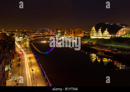 Newcastle upon Tyne/England - 10. Februar 2014: Millennium Bridge und Salbei in der Nacht Stockfoto