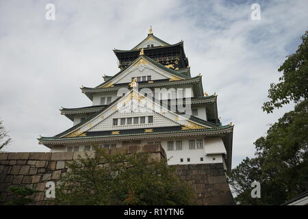 Osaka Castle ist eines der bekanntesten Wahrzeichen Japans und es spielte eine wichtige Rolle bei der Vereinigung Japans im 16. Jahrhundert. Stockfoto