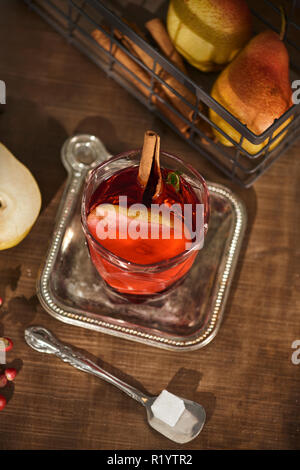 Glas Cider pear Cocktail oder Limonade, Zimtstangen, Anis Sterne auf Holz- Hintergrund. Stockfoto