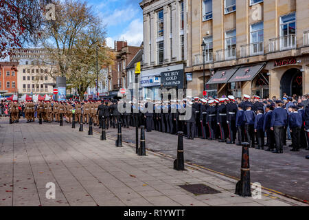 Northampton, Großbritannien. 11. November 2018. Northampton ehrt Mitglieder der bewaffneten Kräfte, die ihr Leben in der Linie der Aufgabe mit einer Erinnerung verloren haben. Stockfoto