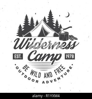 Wildnis Camp. Wild und frei sein. Vector Illustration. Konzept für Abzeichen, Shirt oder Logo, Print, Stempel oder T-Stück. Vintage Typografie Design mit campin Zelt, ax und Wald Silhouette. Stock Vektor