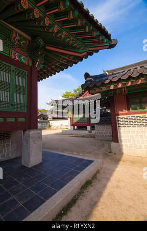 Architektur Details der Changdeokgung Palast in Seoul, Korea. Foto mit Weitwinkel Objektiv aufgenommen Stockfoto