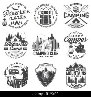 Satz von Happy Camper outdoor adventure Symbol. Vektor. Konzept für Hemd oder Logo, Print, Stempel oder T-Stück. Vintage Design mit Laterne, camping Zelt, Lagerfeuer, Bär, Mann mit Gitarre und Wald Silhouette. Stock Vektor