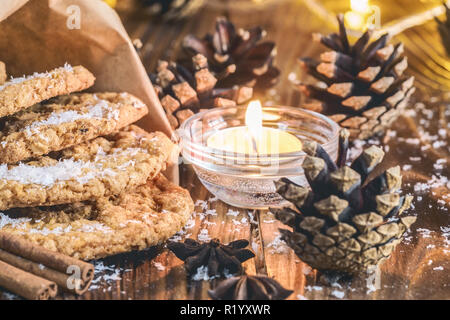 Hausgemachte oatmeal Cookies, Zimt und Anis Samen. Backen auf einer hölzernen rustikalen Tisch, serviert mit Winter Zubehör. Winterurlaub noch leben Weihnachten oder Neujahr Karte Stockfoto