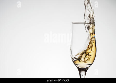 Ein elegantes Glas mit Champagner mit Splash. Urlaub Karte Weihnachten, Neujahr, Hochzeit. Feier Konzept Werbung Design Stockfoto