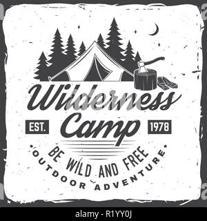 Wildnis Camp. Wild und frei sein. Vector Illustration. Konzept für Abzeichen, Shirt oder Logo, Print, Stempel oder T-Stück. Vintage Typografie Design mit campin Zelt, ax und Wald Silhouette. Stock Vektor