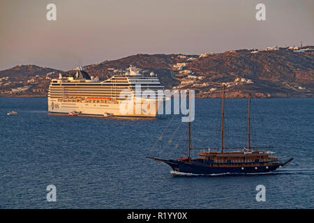 MSC Poesia vor Anker außerhalb der Stadt Mykonos auf der Insel Mykonos in den Kykladen Gruppe in der Ägäis Griechenland Stockfoto