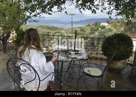 Griechische Frühstück auf der Terrasse Stockfoto