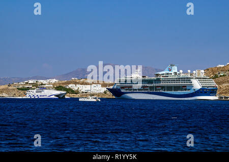 Marella Kreuzfahrten Kreuzfahrtschiff Marella Discovery 2 im Hafen der Stadt Mykonos Island Mykonos Kykladen Gruppe Ägäis Griechenland mit Seajets Meister Jet 1. Stockfoto