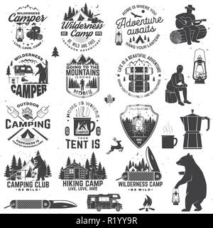 Wildnis Camp. Wild und frei sein. Vektor. Konzept für Abzeichen, Shirt oder Logo, Print, Stempel, Patch oder T-Stück Vintage Typografie Design mit Anhänger, Zelt, Lagerfeuer, Bär, Taschenmesser und Wald Silhouette Stock Vektor