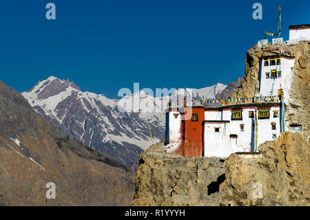 Die Dankhar Gompa, ein tibetisch-buddhistischen Kloster, auf einem Bergrücken hoch über dem Spiti Valley entfernt. Schneebedeckte Berge im Hintergrund Stockfoto