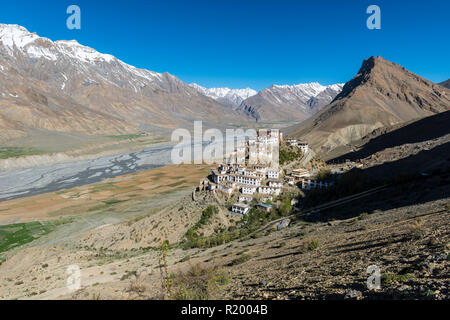 Luftaufnahme im Ki Gompa, ein tibetisch-buddhistischen Kloster auf einem Hügel in einer Höhe von 4.166 Metern, die Spiti Valley und Schnee berg abgedeckt Stockfoto