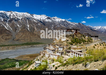 Luftaufnahme im Ki Gompa, ein tibetisch-buddhistischen Kloster auf einem Hügel in einer Höhe von 4.166 Metern, die Spiti Valley und Schnee berg abgedeckt Stockfoto