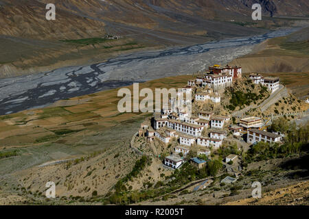 Luftaufnahme im Ki Gompa, ein tibetisch-buddhistischen Kloster auf einem Hügel in einer Höhe von 4.166 Metern, die Spiti Valley im Hintergrund Stockfoto