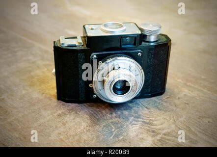 Altes Foto Kamera auf dem Holzboden Stockfoto