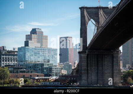 In New York City Brooklyn Bridge und Manhattan Skyline im Hintergrund. Stockfoto