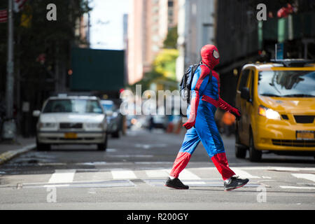 NEW YORK CITY - 30. Oktober 2017 Ein Mann mit einem Spiderman Kostüm ist zu Fuß durch die Straßen von Manhattan in New York City, USA. Stockfoto